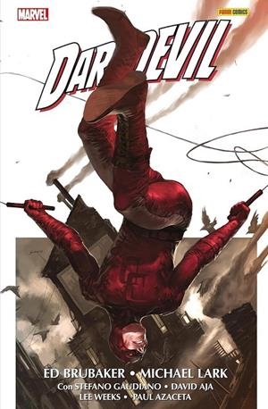 DAREDEVIL DE ED BRUBAKER Y MICHAEL LARK OMNIBUS # 01 | 9788410497481 | ED BRUBAKER - LEE WEEKS - MICHAEL LARK - DAVID AJA - DAVID AJA | Tienda de Cómics, Manga, Magic y Pokémon en Torrejón de Ardoz