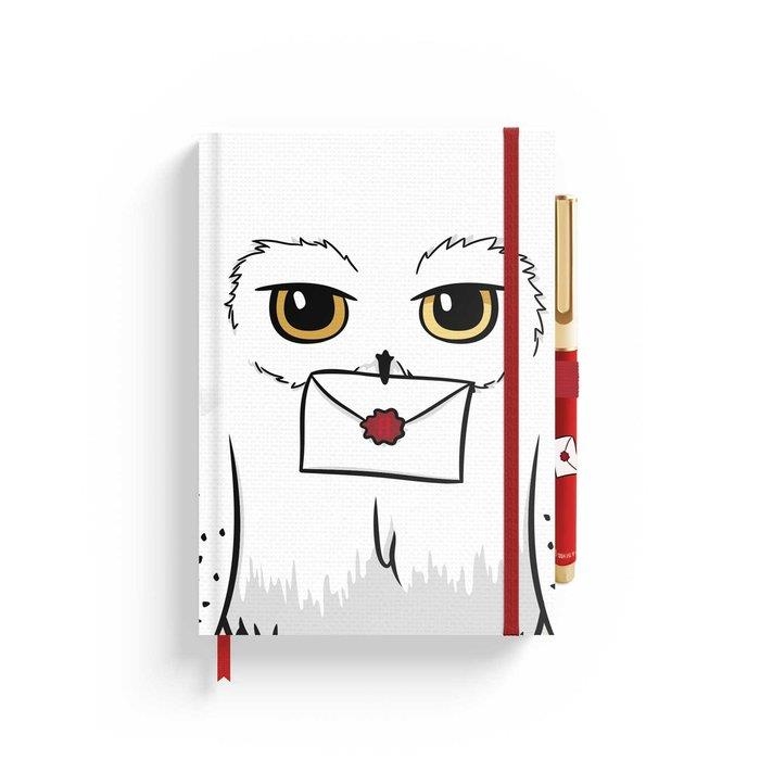 CUADERNO PREMIUM A5 CON BOLIGRAFO HARRY POTTER HEDWIG | 8435747803843 | Tienda de Cómics, Manga, Magic y Pokémon en Torrejón de Ardoz